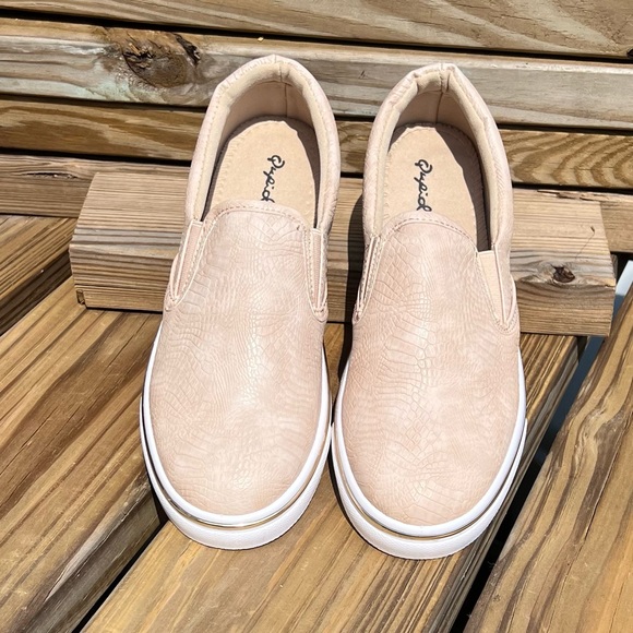 Blush Snake Embossed Loafers! NEW! - Picture 3 of 10